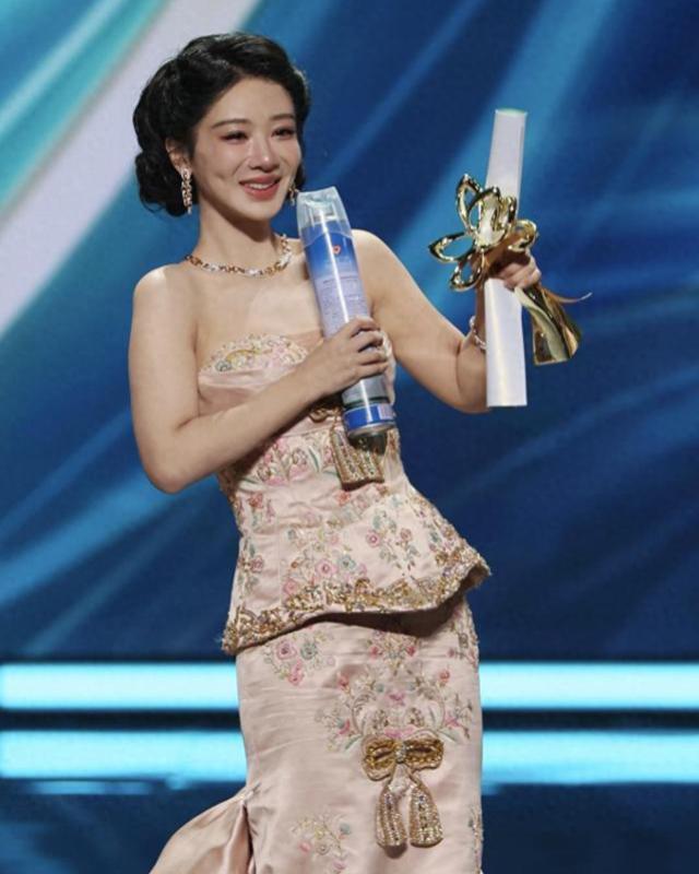 演员杨紫凭借《生命树》里白菊这个角色拿下第31届白玉兰最佳女主角，可获奖后不少网
