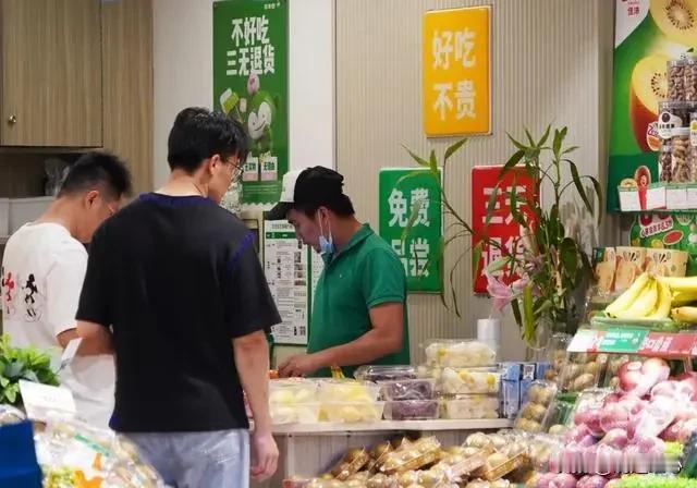 百果园武汉的银海雅苑店因为一些问题被媒体曝光了。说是那家店里拿坏掉的水果做果切卖