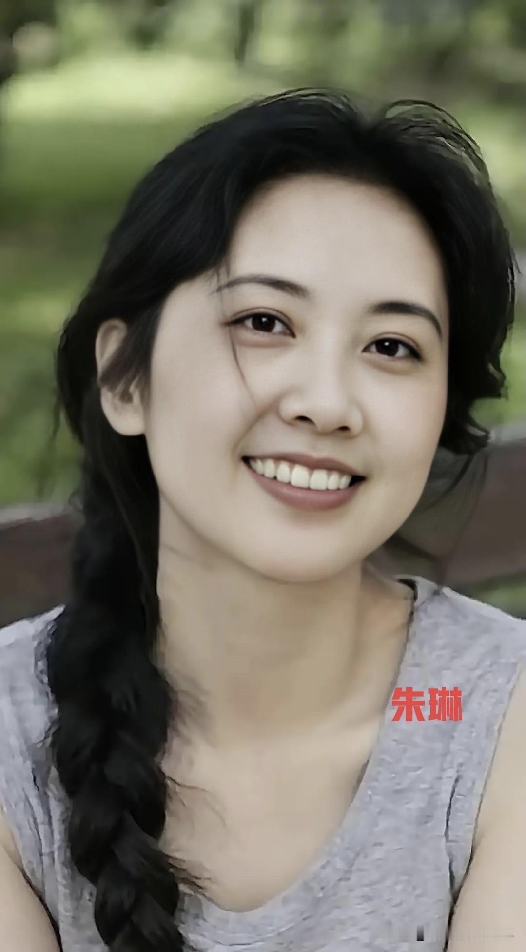 古典第一美女就算是只化淡妆也是那么迷人，她脸蛋圆润，是标准的美人脸、只可惜这么优