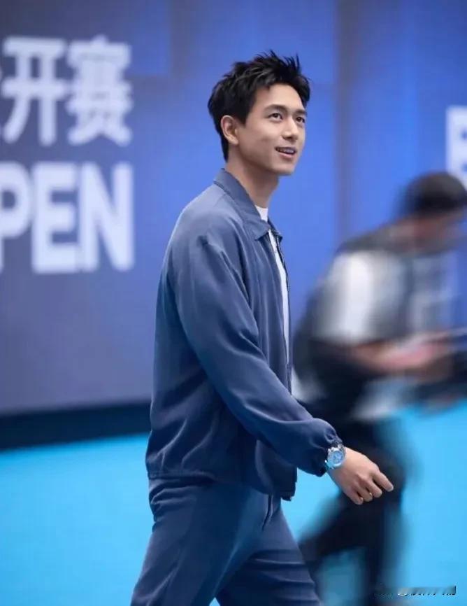 瞿颖在综艺里公开夸李现！她说周杰伦打网球“花里胡哨”。陈奕迅腿很粗，谢霆锋姿势标