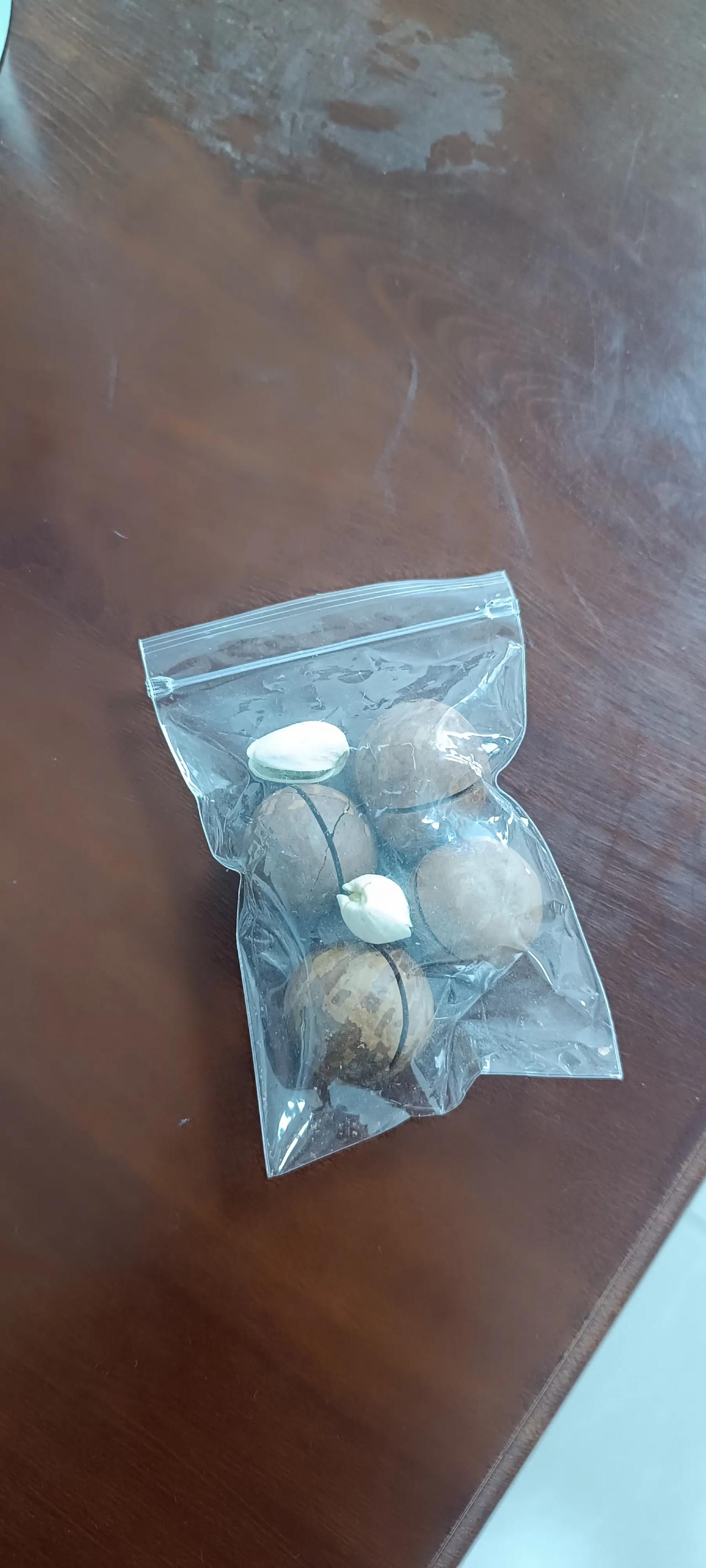 今天我当了一次“小贼”，偷吃了同事一粒开心果，小袋子里原来是3个，现在就剩2个了