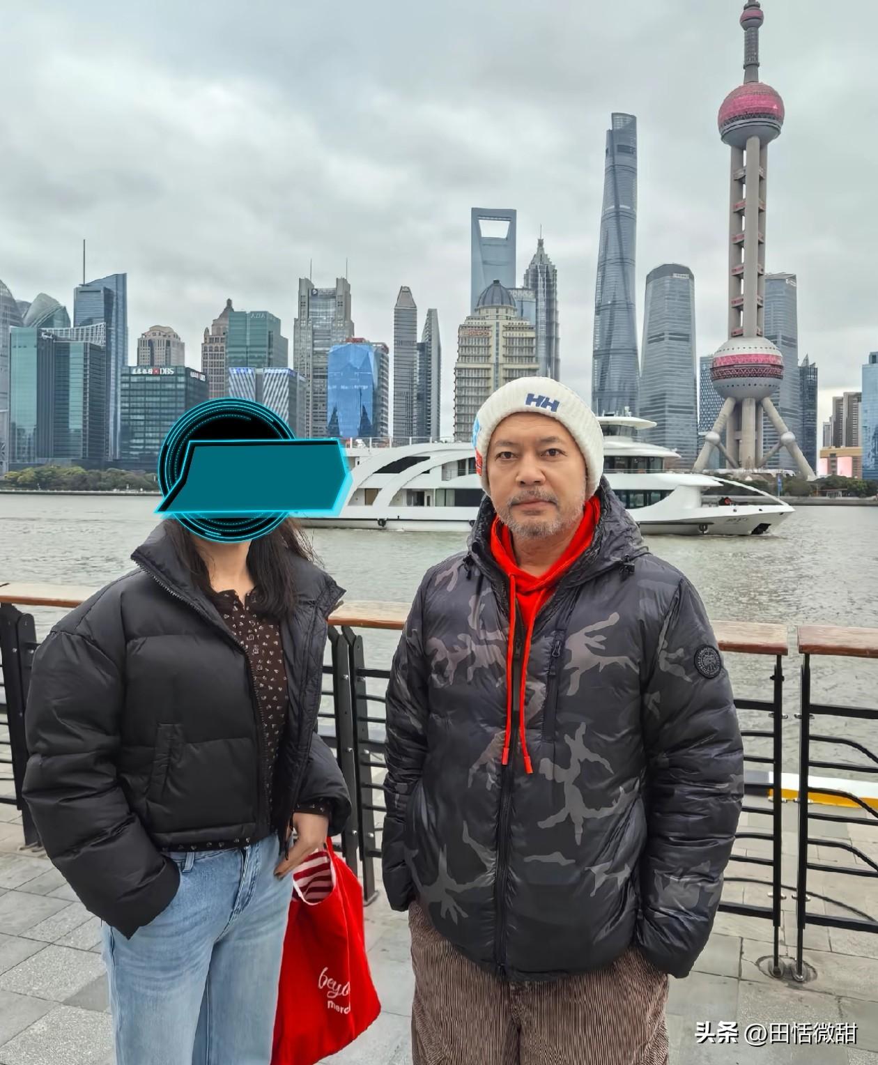猜猜这是谁，有网友在上海外滩偶遇喜欢的演员，平易近人老帅了，征得同意厚拍了张合影