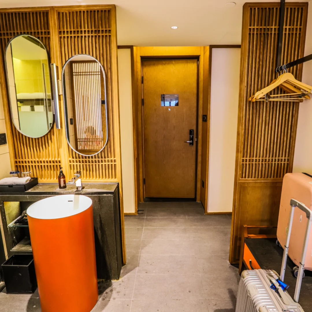 从顺峰山公园出来后，我们就回酒店休息了。