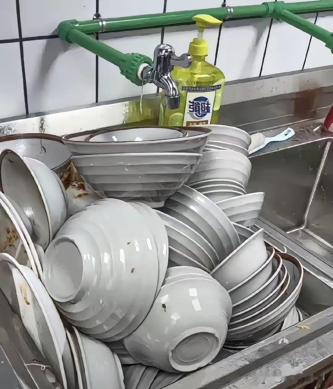 一边是工作难找，一边是招工难，这毛病到底出在哪里？
家里姑娘开了一家大碗面，就为