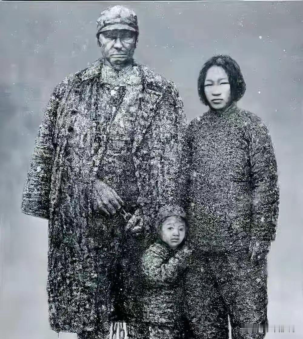 1937年初，日本兵将一家三口押到了刑场上。当父亲被他们砍断脖子后，5岁的小男孩