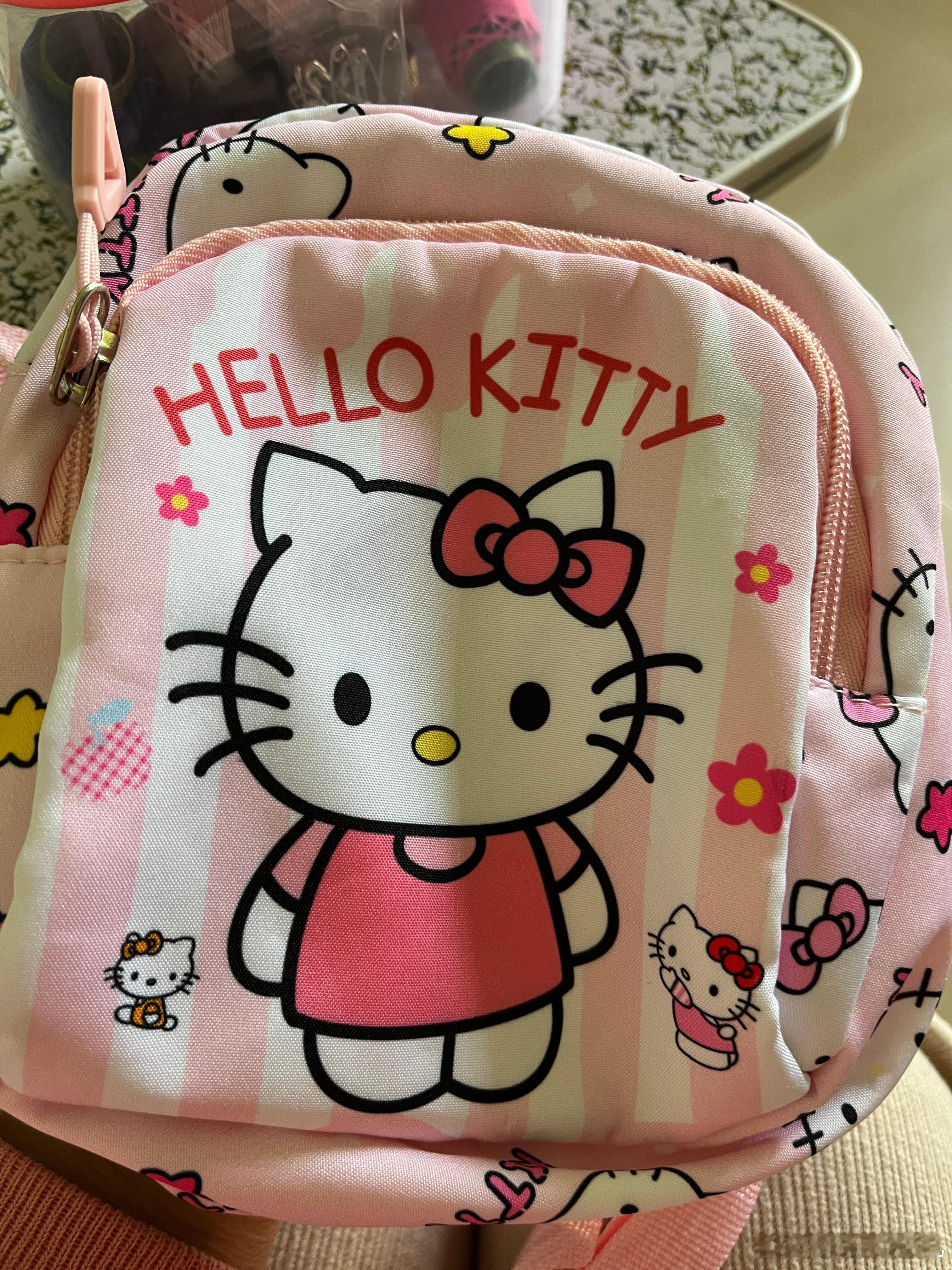 给女儿缝好背包，周末去玩的时候，她追气球，把背带踩开了。下午放学给她拿过去，再装