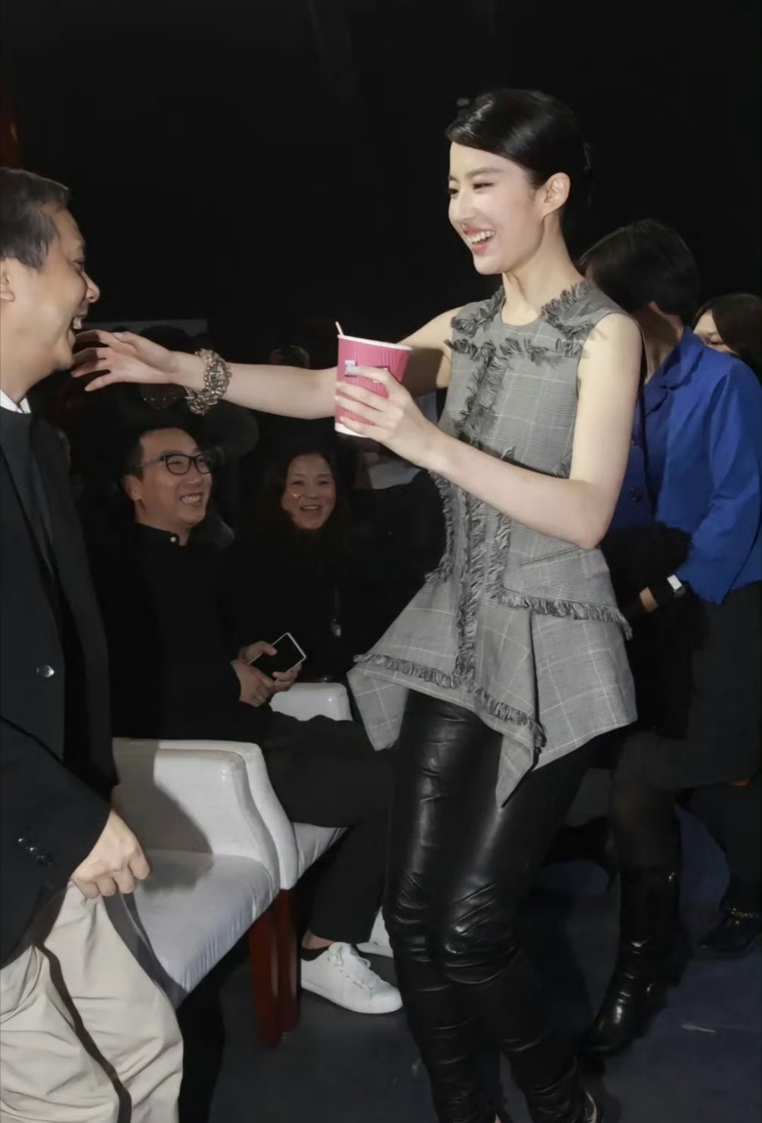 哈哈哈哈哈哈刘亦菲不小心把咖啡倒在导演身上好笑程度100%，导演被摄影 拍到的那