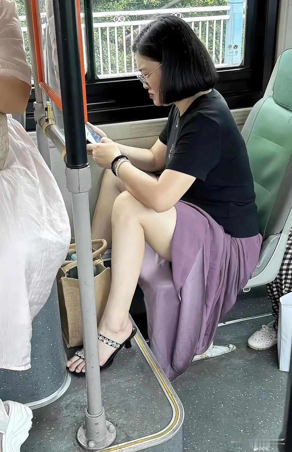 我奉劝某些女人
如果没有保护自己的意识，
还是出门放弃穿裙子吧！
女人如花，是流