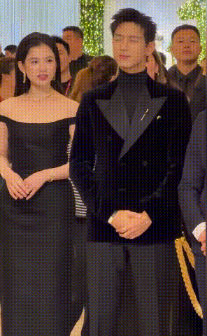 李现张婧仪热聊 好养眼的画面，好想知道帅哥美女在聊什么呢~ 