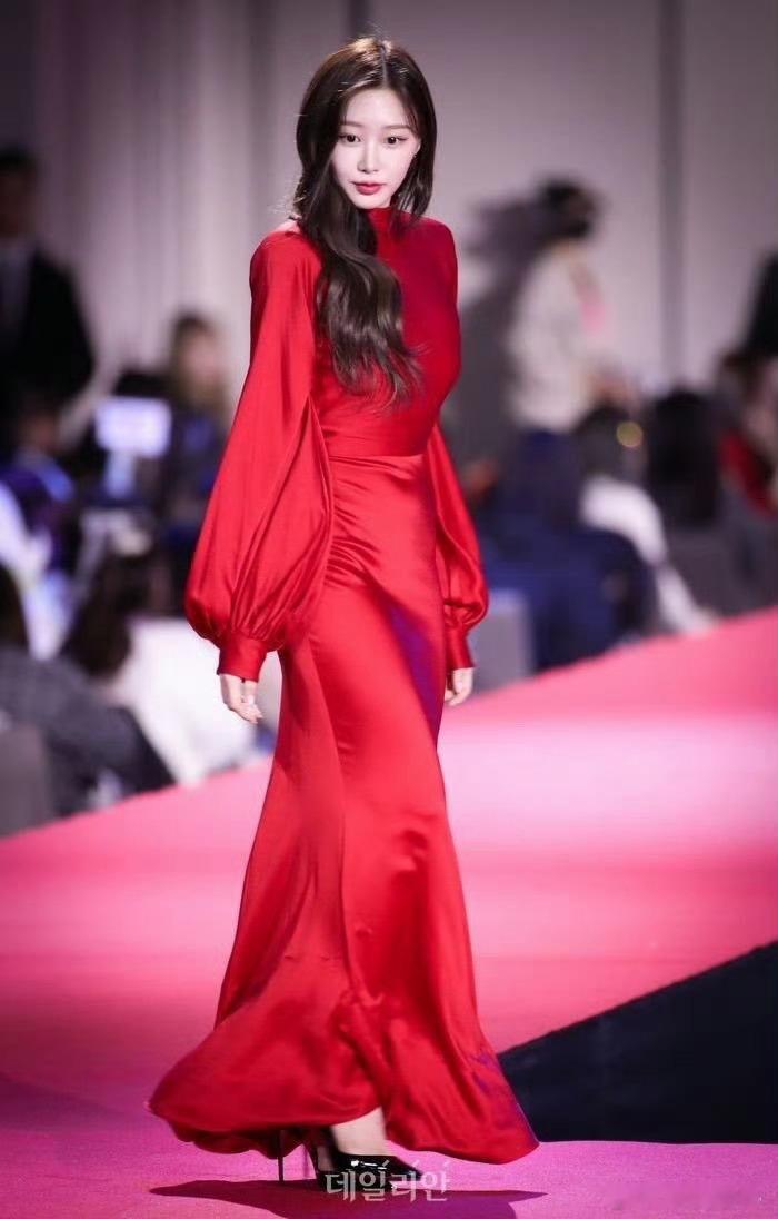 季节就适合颜色鲜艳的衣服 