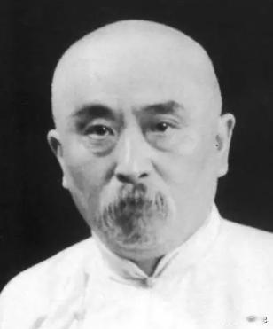 1910年，晚清神医自称梦到未来的新中国，没有租界和治外法权，到处高楼大厦，飞船