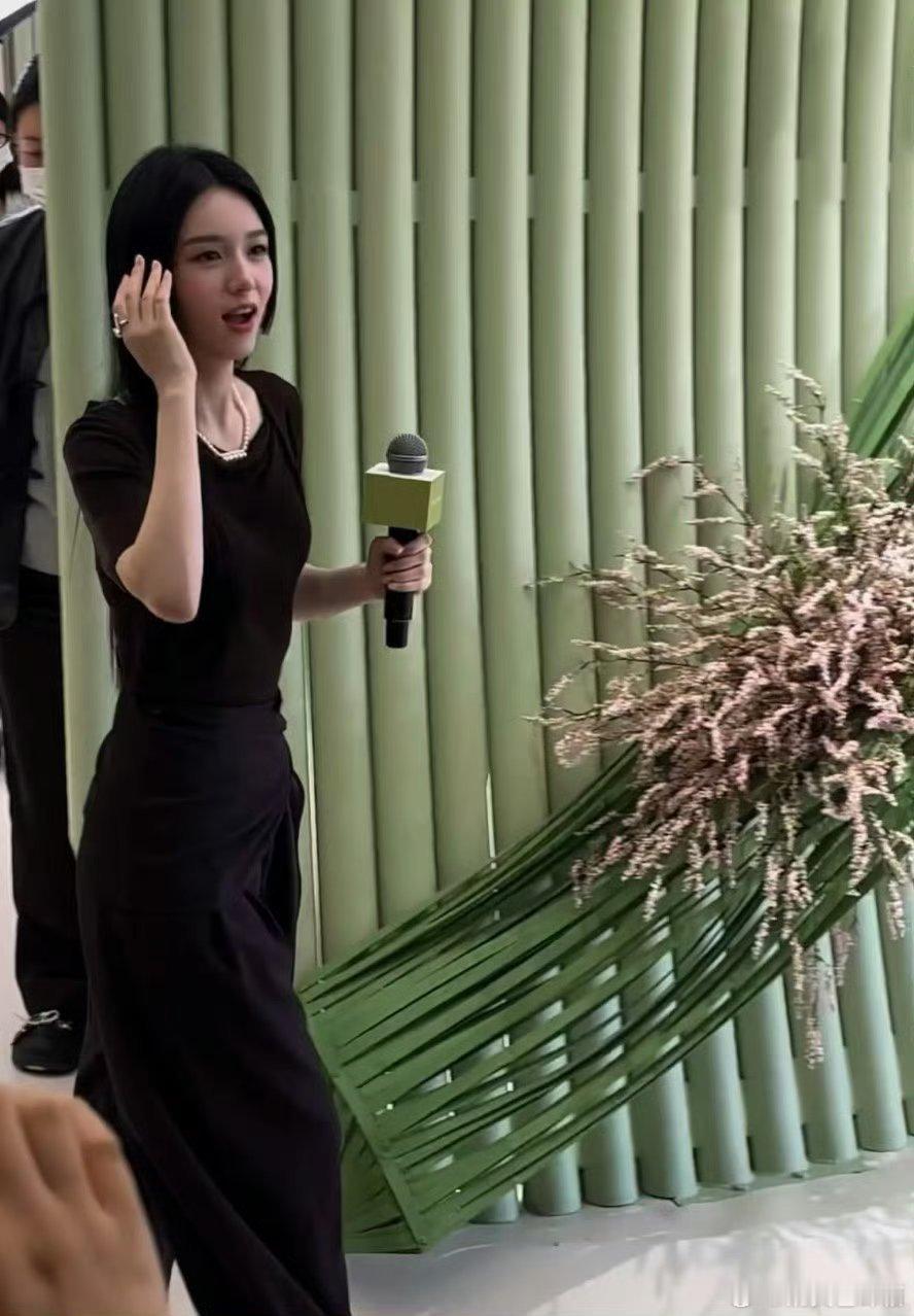 周也公主切这个生图已经是非常完美了，必须点赞。 