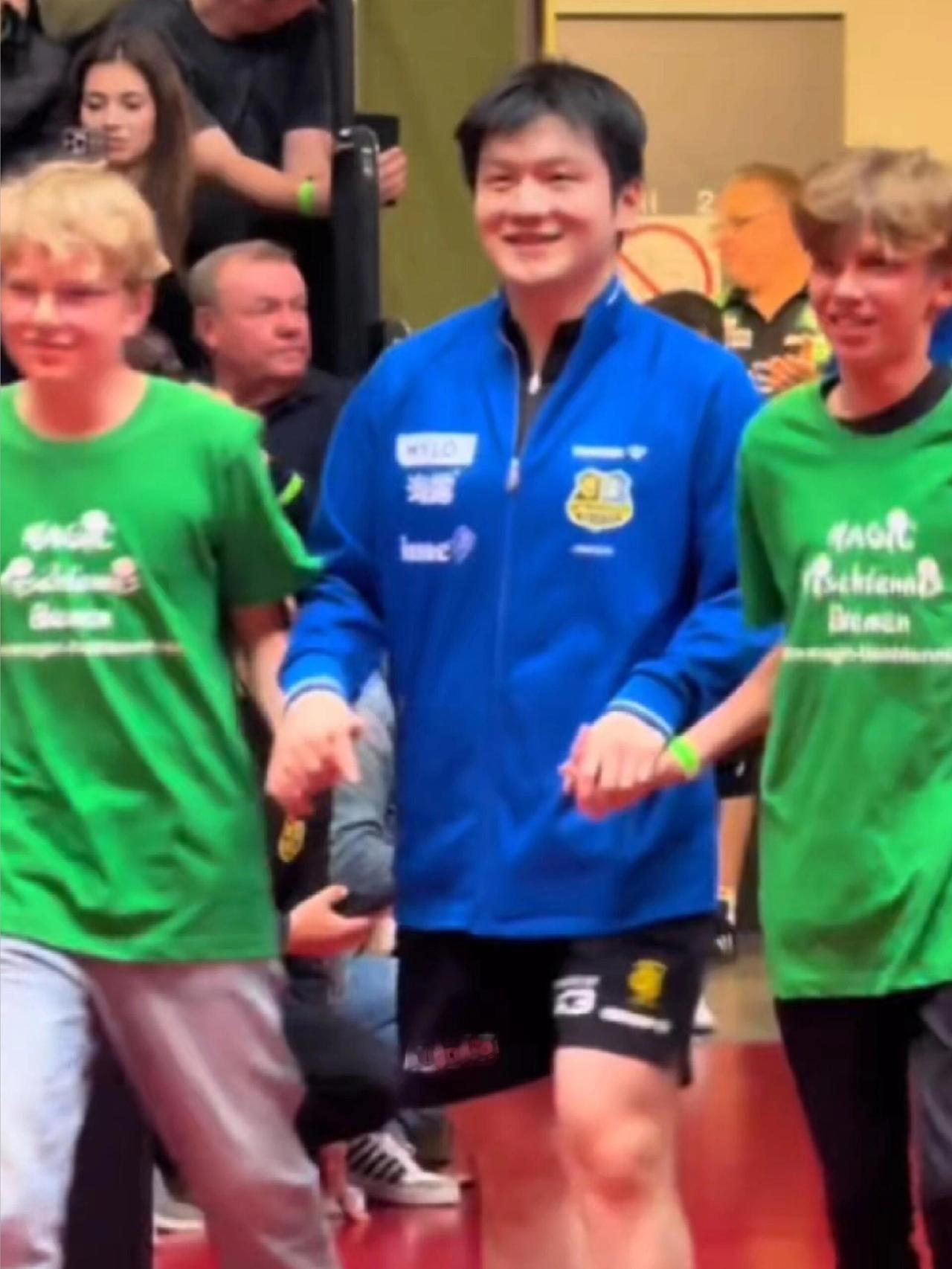 小莫有一个，东哥一共有两个球童，一手千一个，牵男生的手感觉比较放松！
可爱的小人