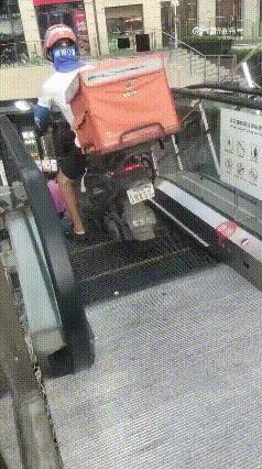 什么情况
这看着也太吓人了吧
怎么想的啊[捂脸]