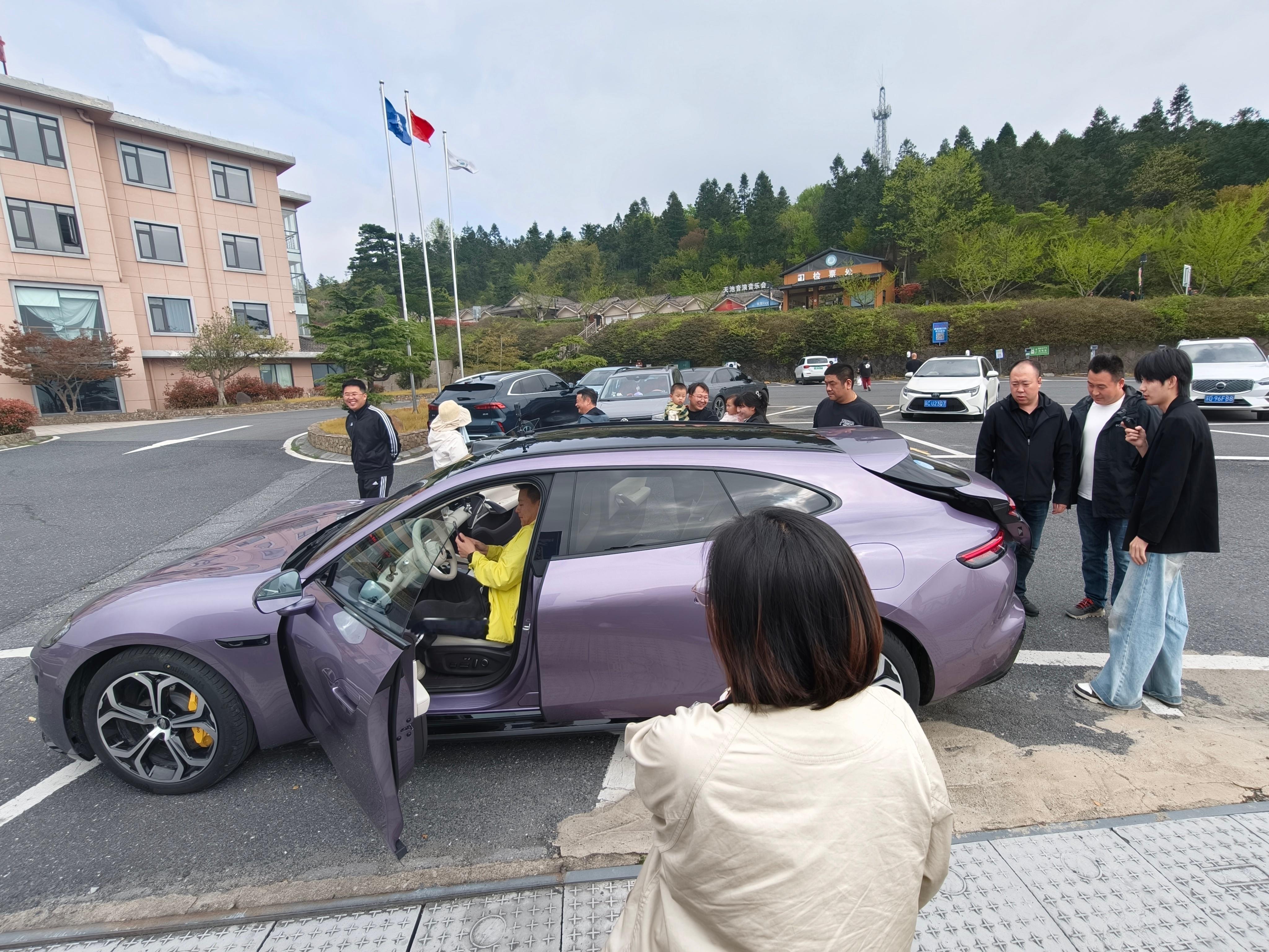 今天拍尚界Z7T被一群人围观，这车关注度真的好高，阿姨直接现场打开鸿蒙智行APP