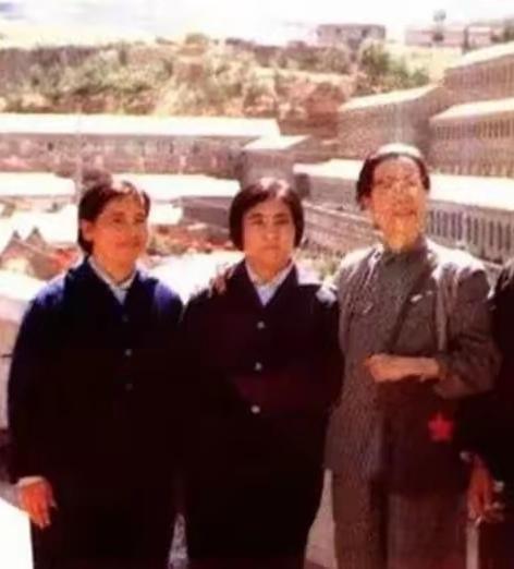 那是1975年，刚刚当选为副国级领导人的全国劳动模范吴桂贤和李素文来到了大寨，进