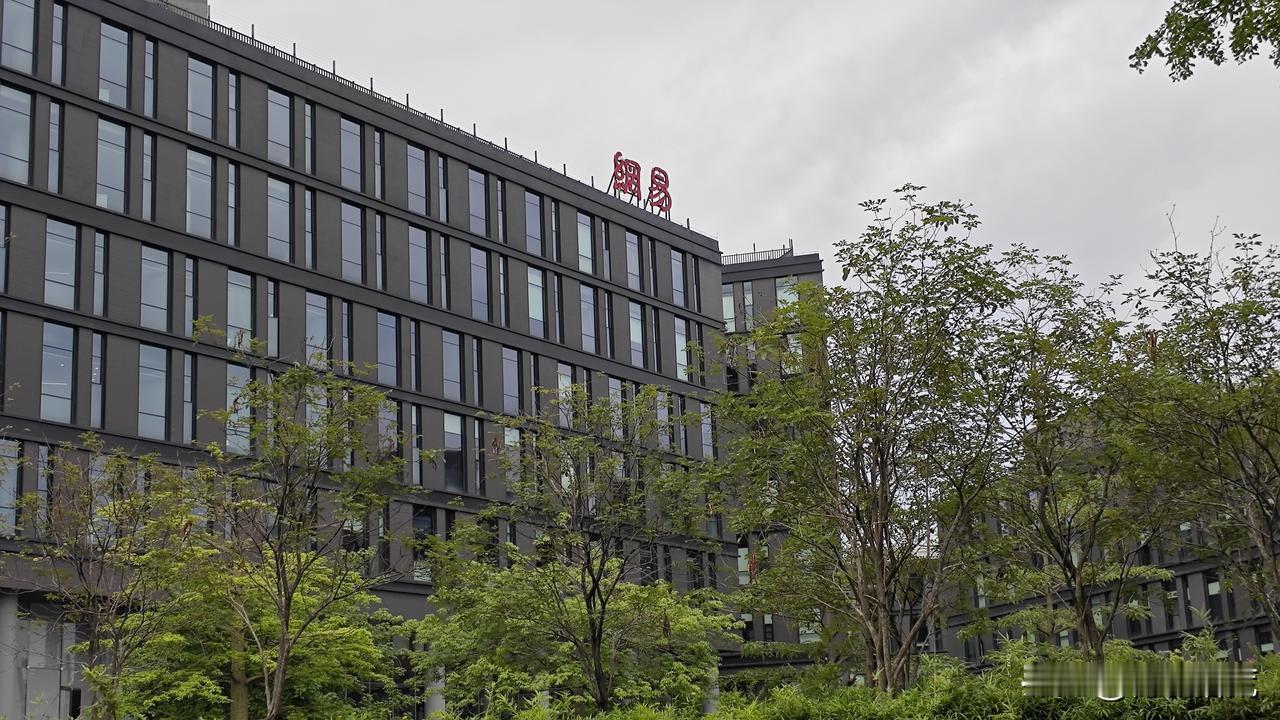 “智慧城里没智慧，知识城里没知识，科学城里......”是最近在网络上看到说现在