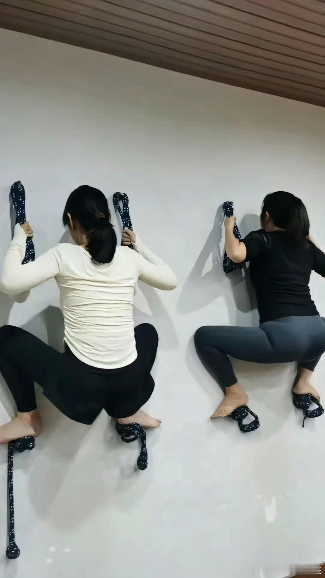 我还以为是蛤蟆功，她们说是扒墙瑜伽！ ​​​