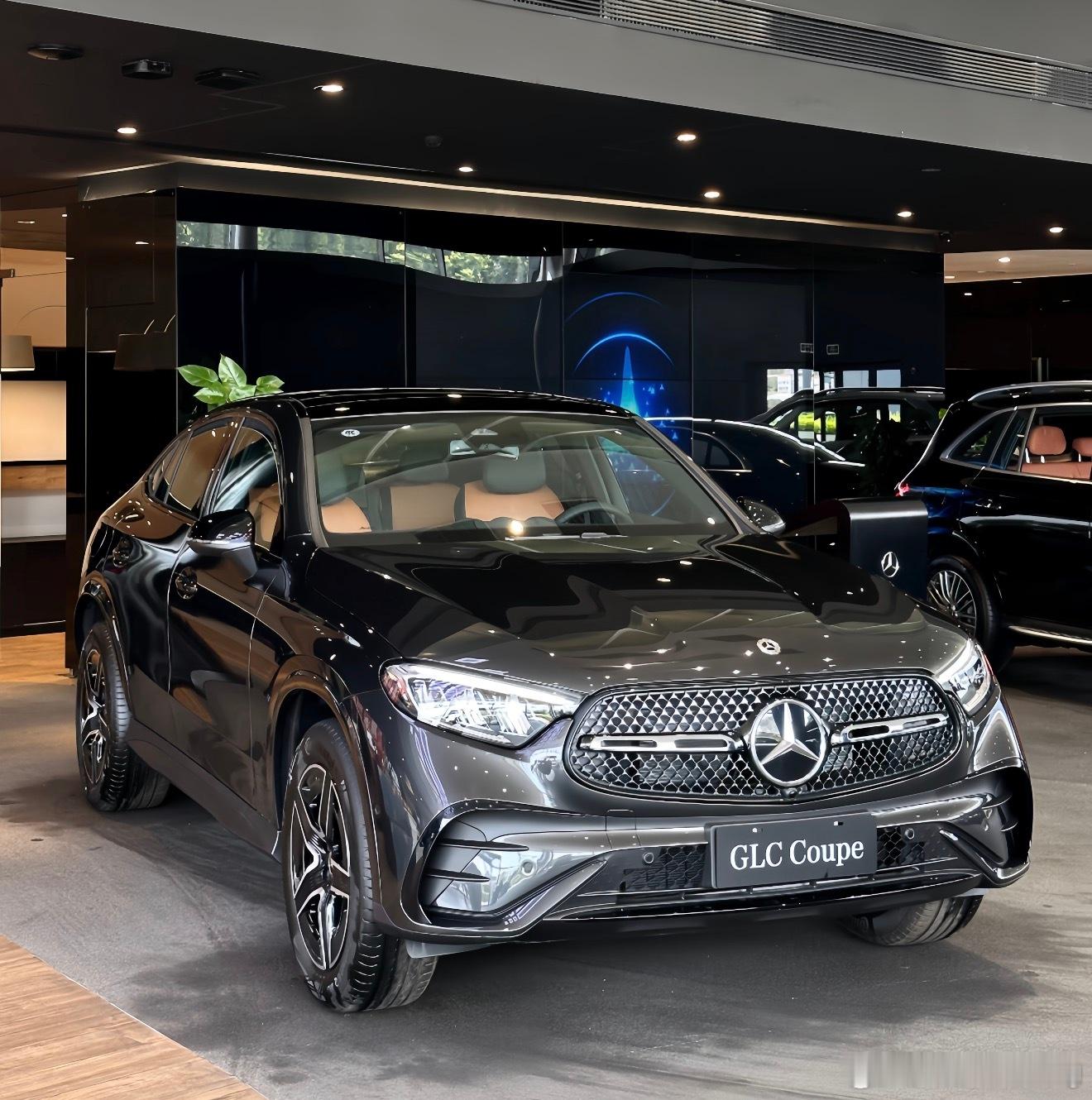 奔驰GLC260coupe 石墨灰 棕内 指导价489500元全款裸车31650