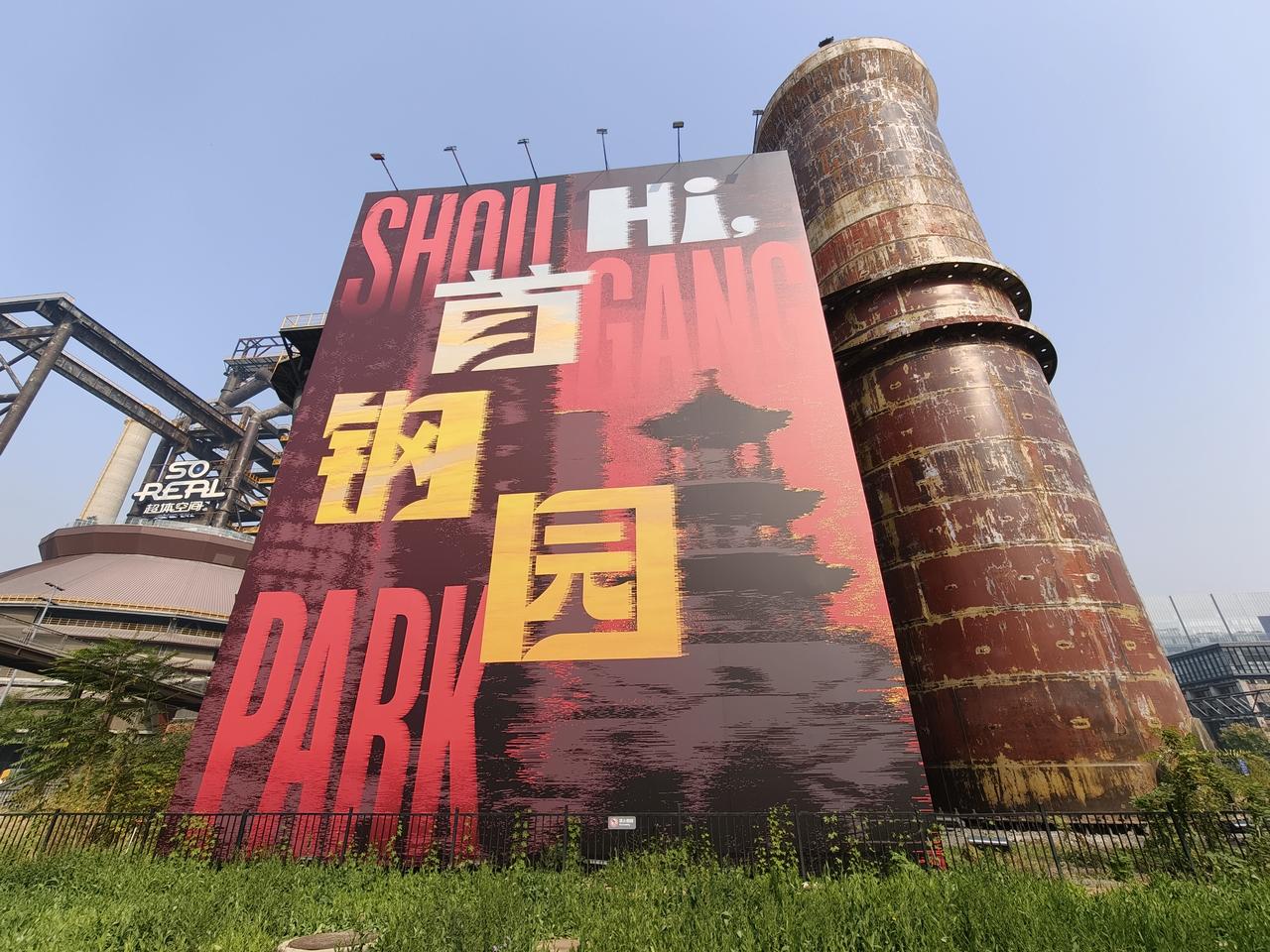 其实我之前也觉得大场面才值得攥着相机等半天拍下来，比如跨年江边挤了三万人的烟花秀