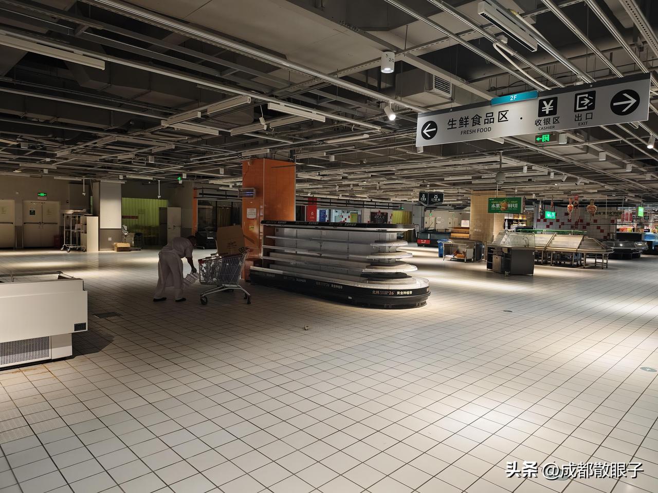 大润发武侯店也关门了
马上关门了，曾几何时欧尚双十一每个结账台都大排长龙…
后面
