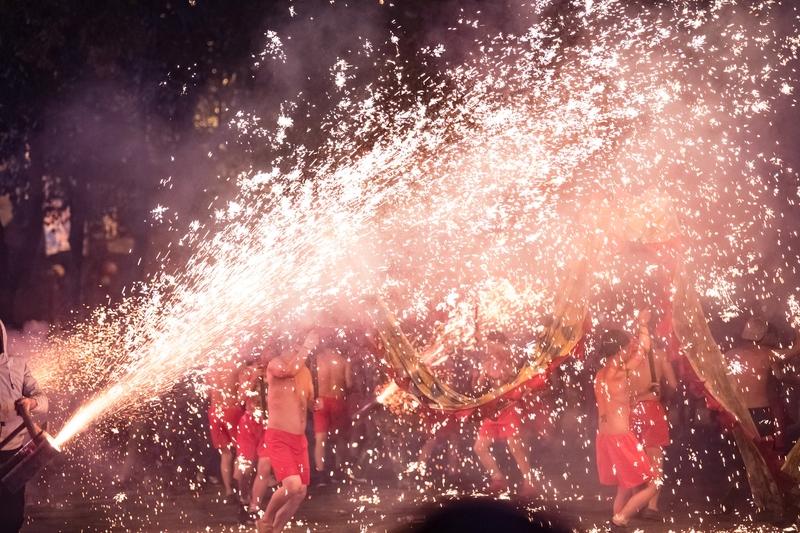 琼岛元宵夜

椰林沐月海风悠，火树流光瑞气浮。
戏服踏歌彰乐境，香花结彩闹琼州。