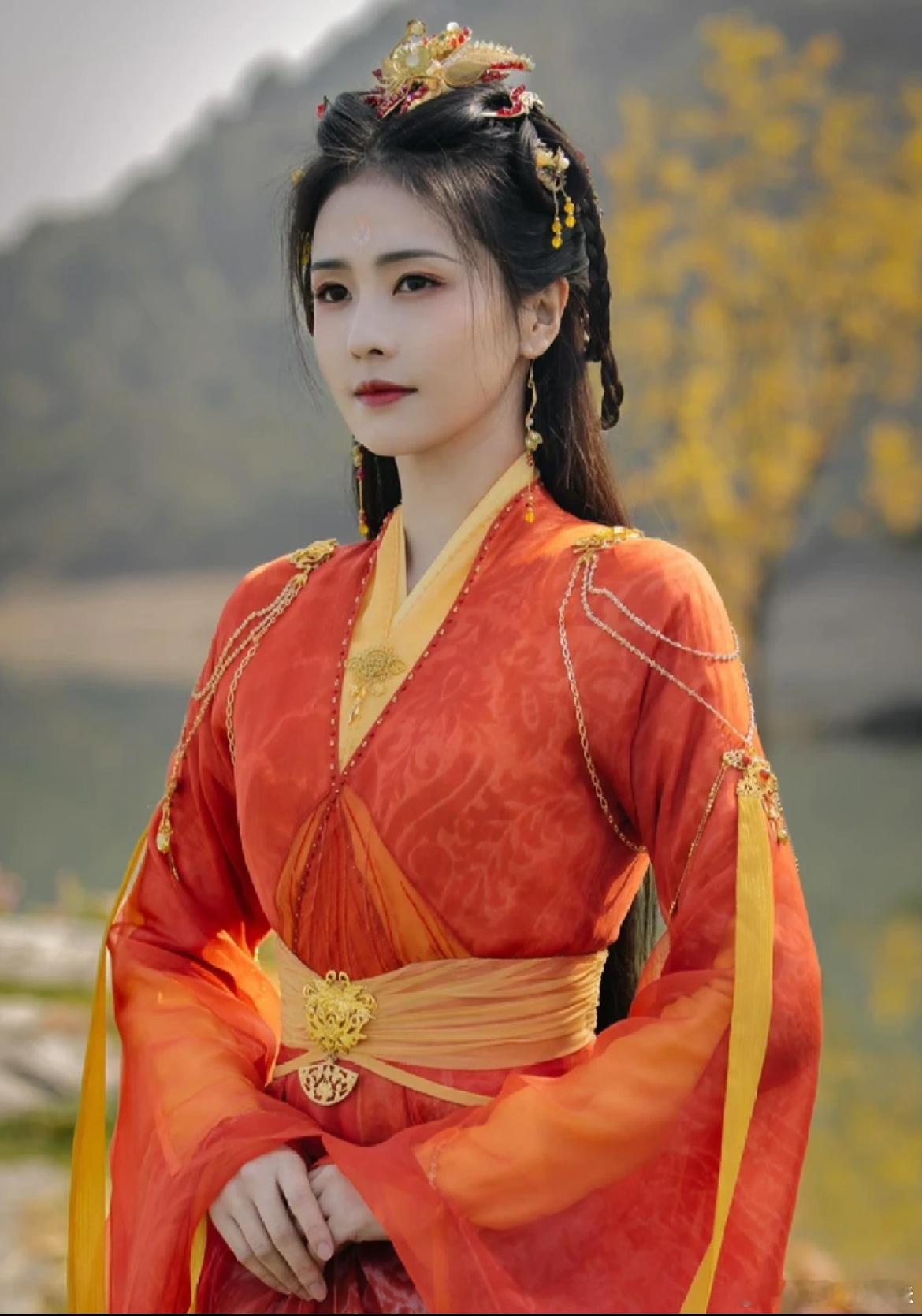 古装这个颜色也很少见，我也蛮喜欢。也可以归结为橙子色。 ​​​