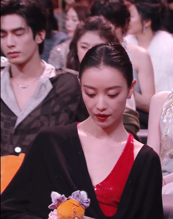 倪妮  红色太美倪妮白到反光微博之夜