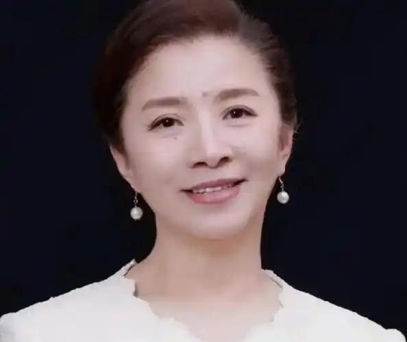 迟蓬，于当下年轻人而言或许陌生，但在老一辈观众心中，她是无可替代的“农村妈妈”代