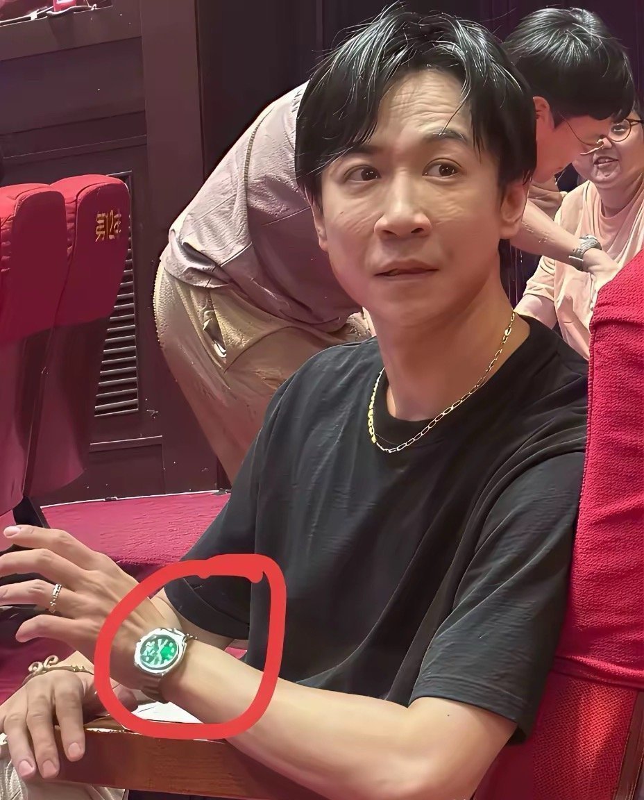董璇二婚老公张维伊挺爱炫大金链子和手表的！ ​​​