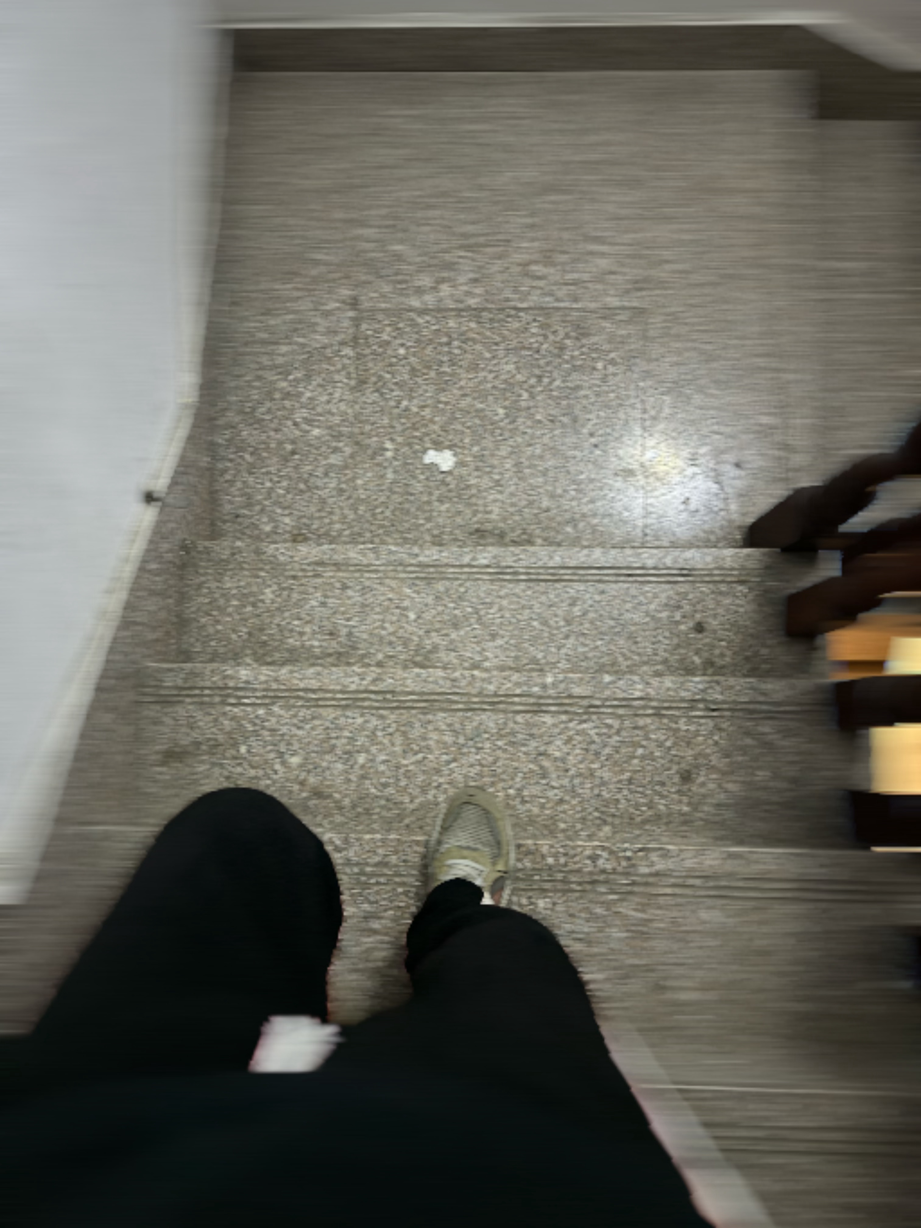 停了好几天没去健身房运动了，今晚终于没下雨就去了，结果练腿练的有点猛，我现在下楼