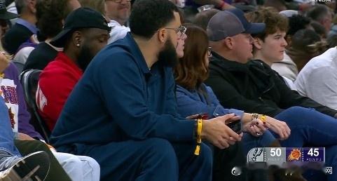 火箭“教练组成员” fvv亲临马刺vs太阳比赛，提前考察…. 明日太阳将背靠背主