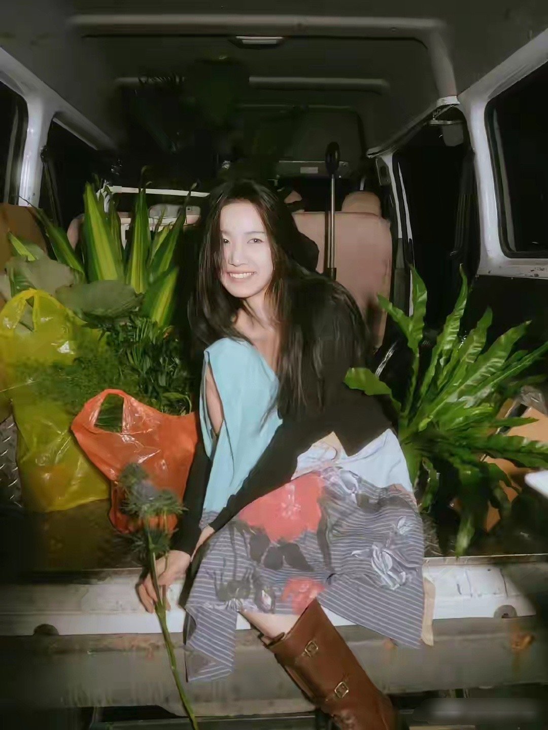卢昱晓坐的车也太脏了吧没打开之前，哇…美女打扮得漂漂亮亮的，当然要愉快的拍照纪念