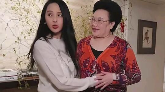 家庭聚餐伊能静为婆婆拍背，哈利在旁超融洽