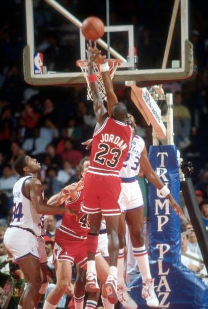 Michael Jordan 偶尔勾个手 