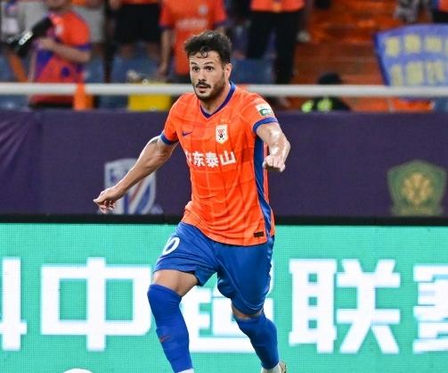 瓦科状态不好遭到泰山球迷猛烈攻击，说他打不了硬仗，这简直有点胡说八道了。去年打国