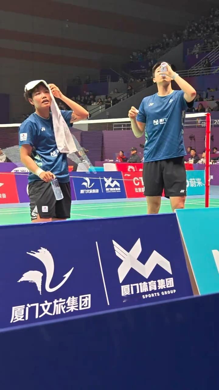 厦门银行的门面的擦汗造型很别致