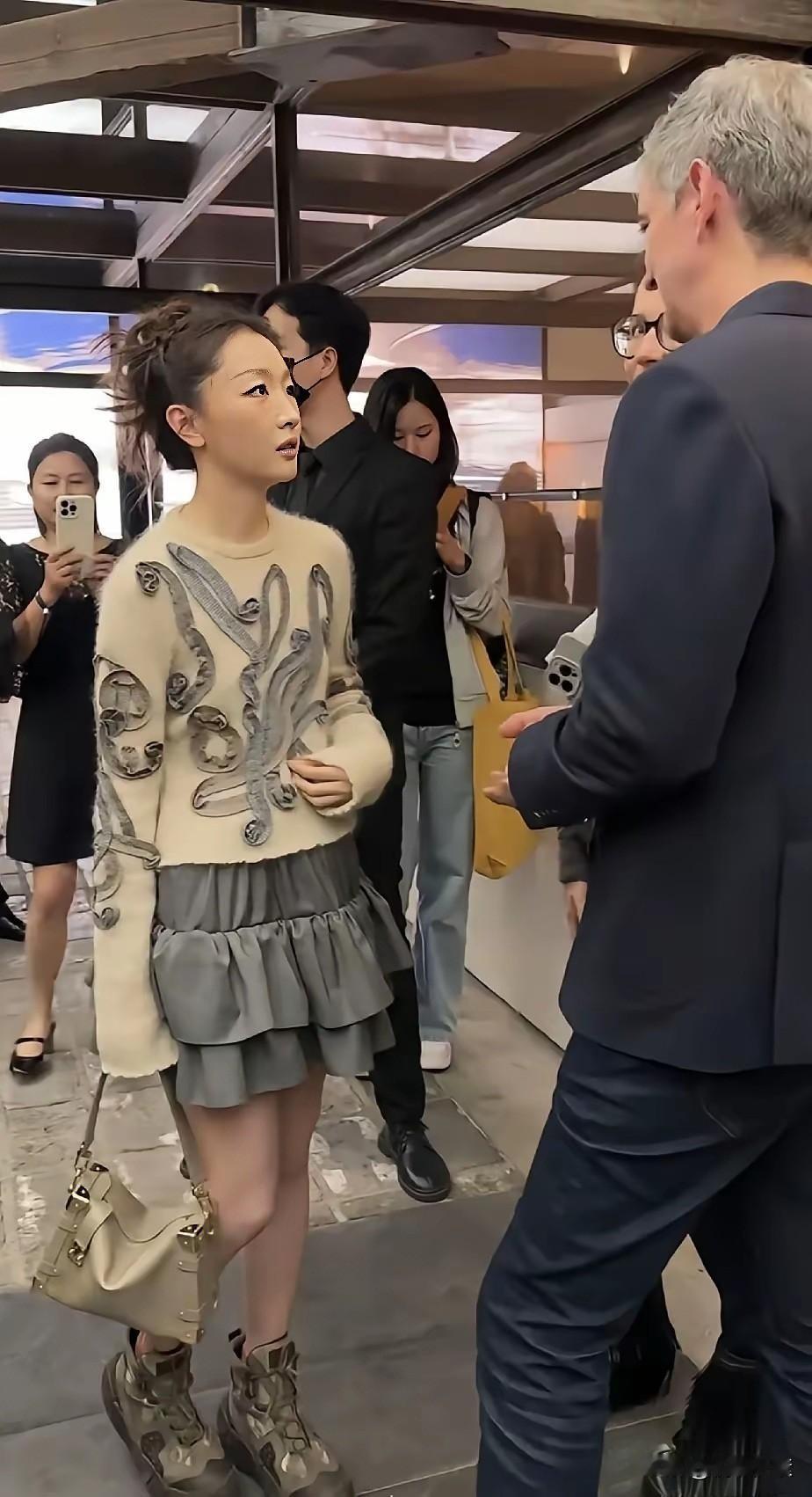 周冬雨老师妥妥的实力派啊，
不但戏演的好，
和外国友人交流也毫无障碍。