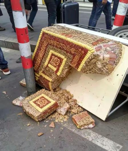 一男子倒车是不小心把路边卖切糕的车刮倒了，切糕掉的满地都是，男子急忙下车道歉，说