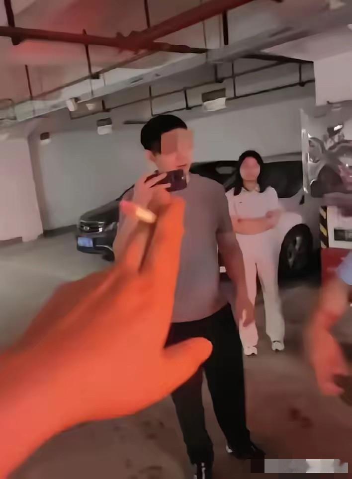 长沙霸占车位后续：彭女士已被单位停职，眼镜男雷某的身份也已曝光，两人不是普通朋友