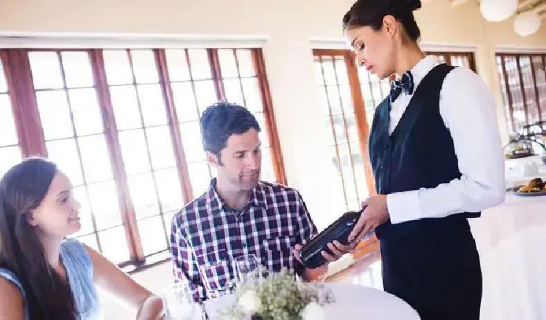 国外餐厅结账时看到账单多出一笔服务费，很多人瞬间懵了：这算小费了吗？还要不要再给