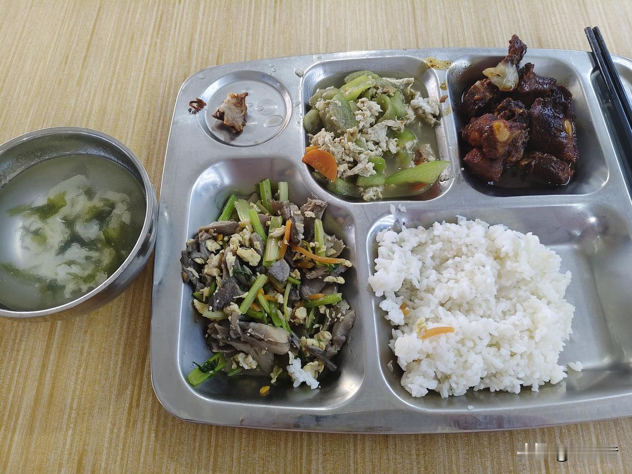 打扫一天的卫生，到儿子学校食堂吃了顿晚饭。

这是我今天第一顿饭，因为我懒得下楼