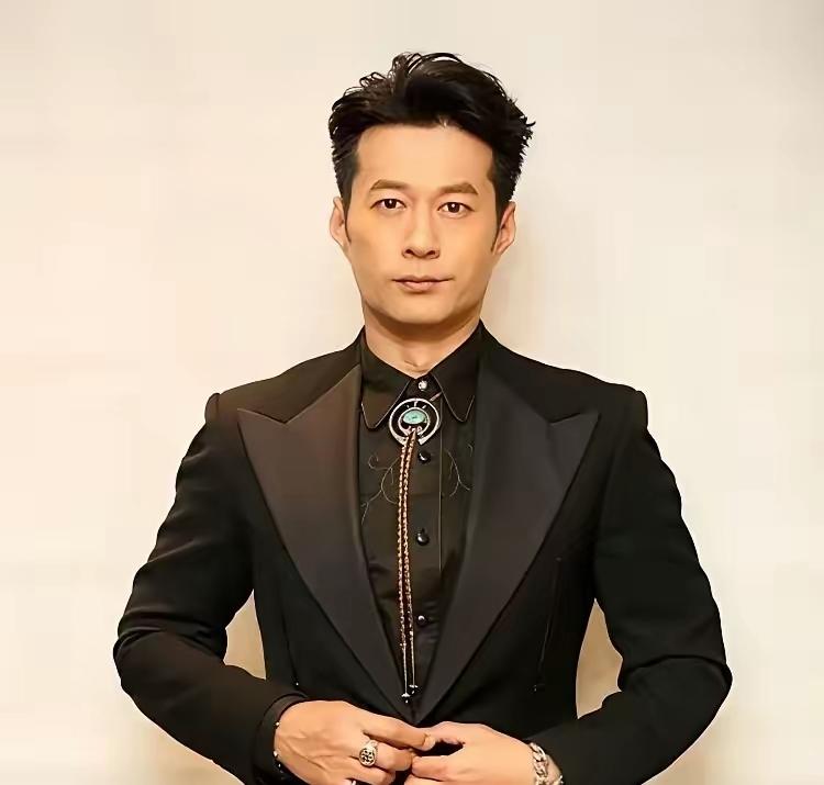 想不通，他那么酷！那么帅！很男人！事业有成，人生大事却要件没办，没谈恋爱，没结婚