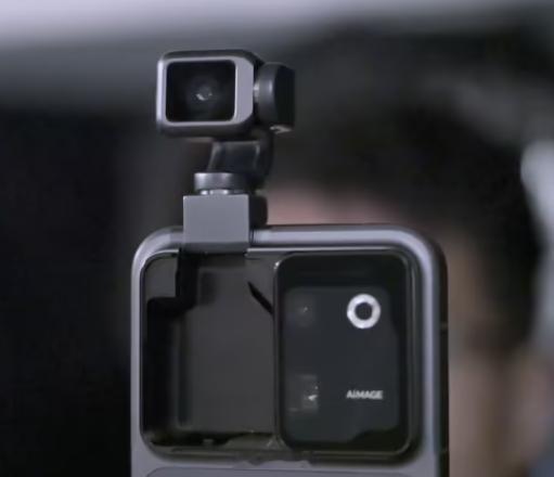 消息称“全球首款机器人手机”荣耀 Robot Phone 手机 8 月上市，感觉