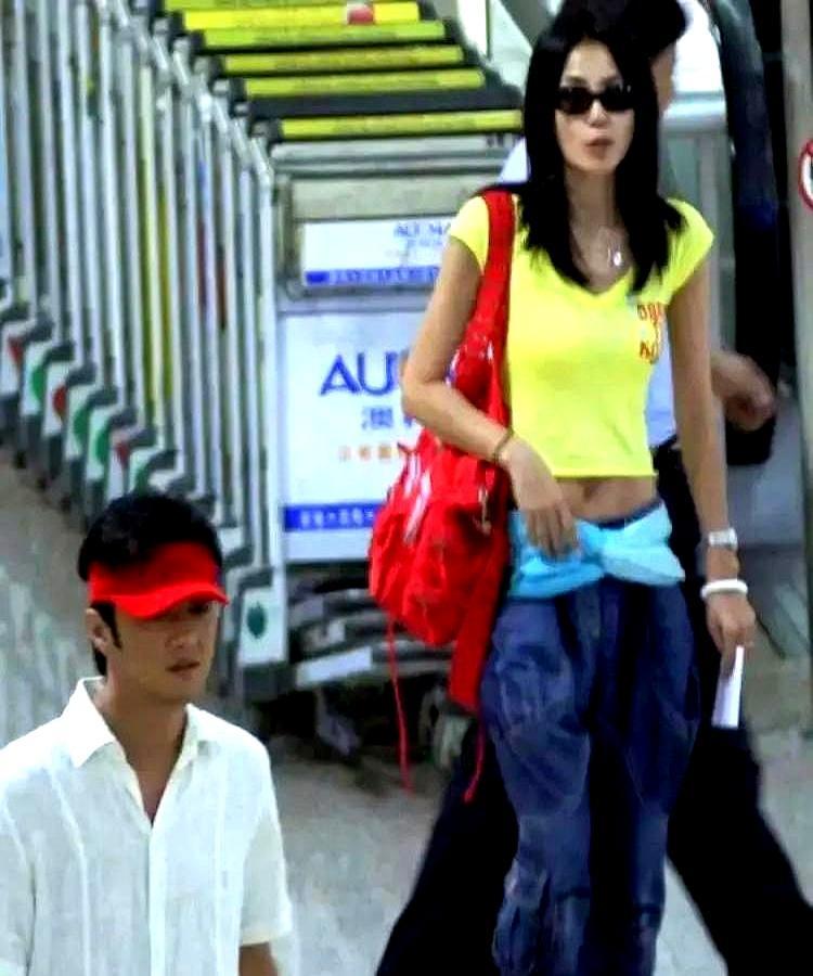 伦敦二手店，李嫣刚穿上一件旧皮衣，王菲就默默掏出了手机。
 
女儿看中的是一件9