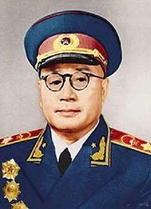 1955年9月27日。在怀仁堂举行的授衔仪式上人们习惯上说是为十大元帅授衔，其实