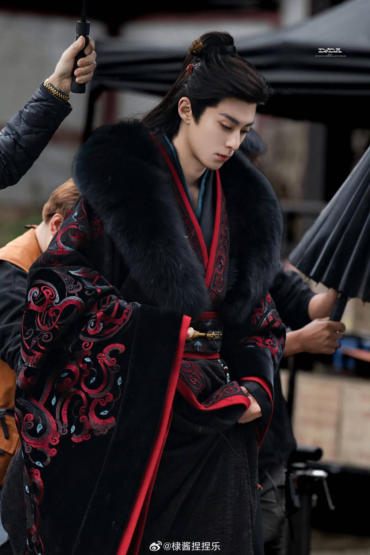 抬眼山河倾！

谢景行