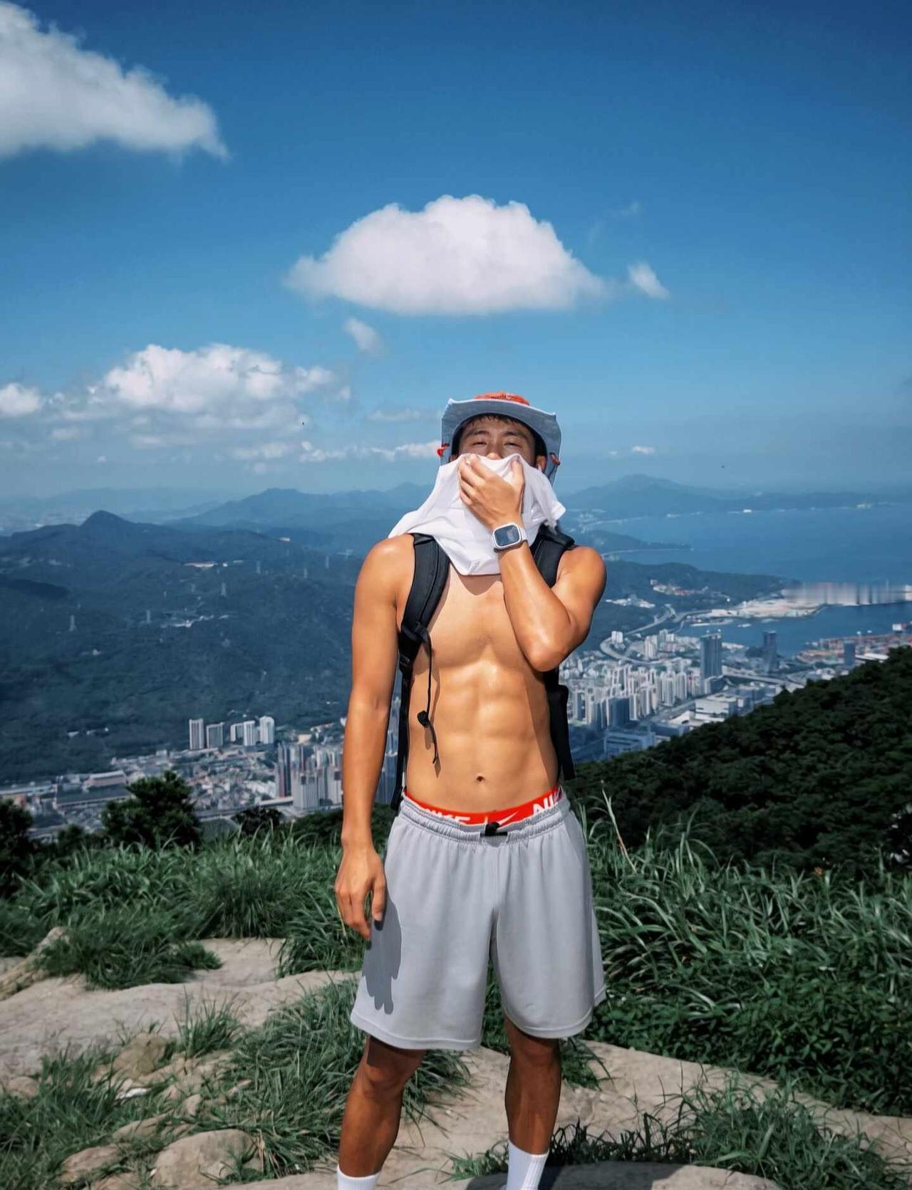 天热了，一起去户外暴汗吧
梧桐山走百年古道登顶2:20左右
往返3个半小时～
这