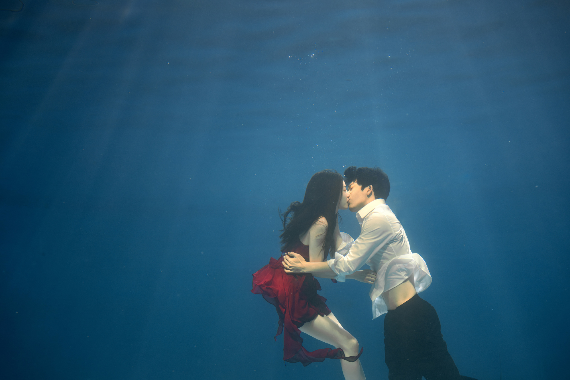 钢铁森林 剧情被剪了，剧照红了。 