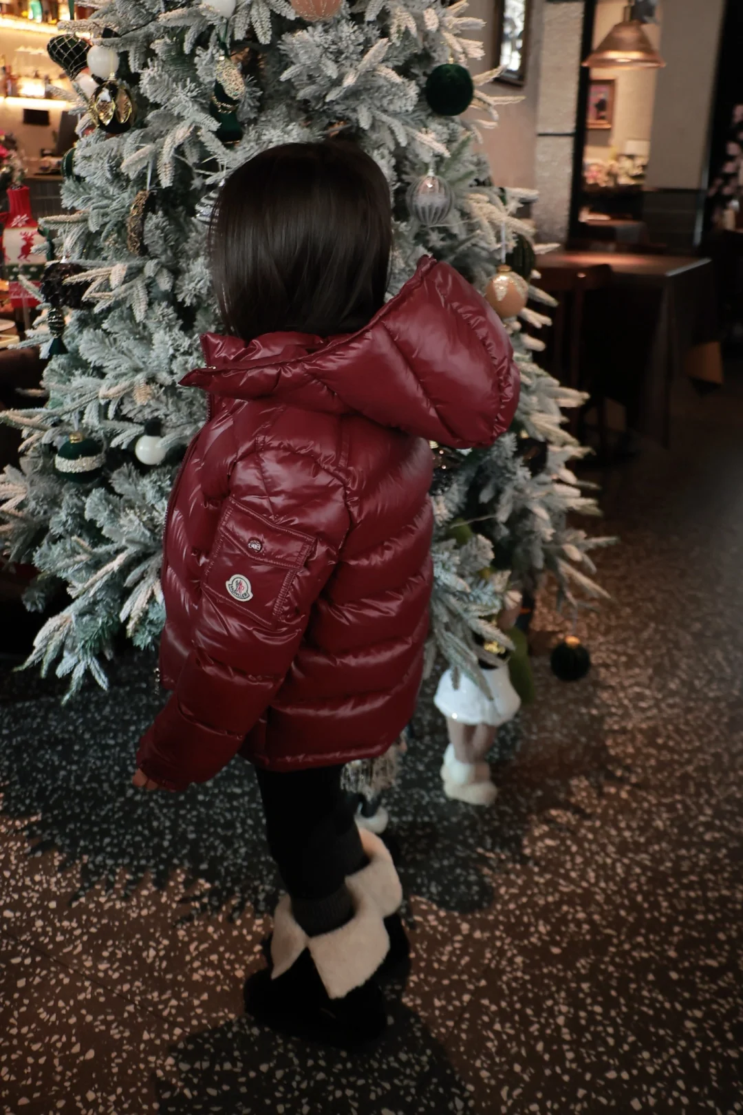 女儿的车厘子红羽绒服太好看啦！过年就穿它